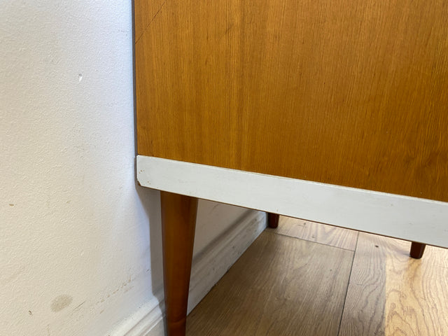 Sehr hübscher 70er Jahre Nachttisch mit Schubladen und konischen Füßen I Nachtkommode Nachtschränkchen Nachtschrank Kommode Beistelltisch Vintage Retro Mid-Century 60er I