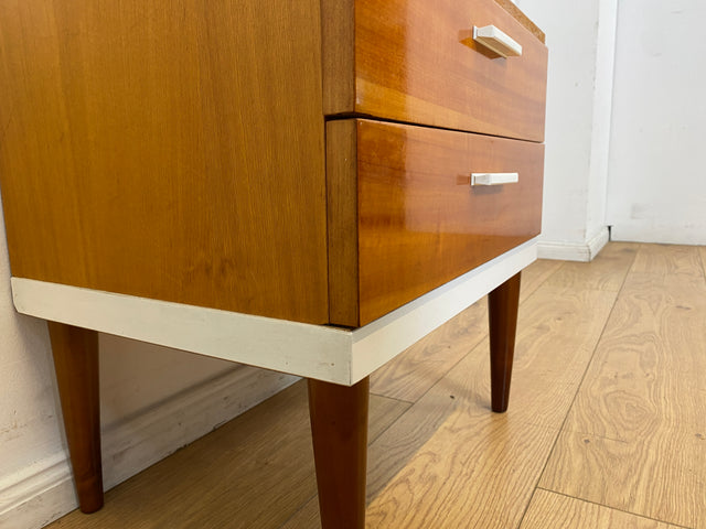 Sehr hübscher 70er Jahre Nachttisch mit Schubladen und konischen Füßen I Nachtkommode Nachtschränkchen Nachtschrank Kommode Beistelltisch Vintage Retro Mid-Century 60er I