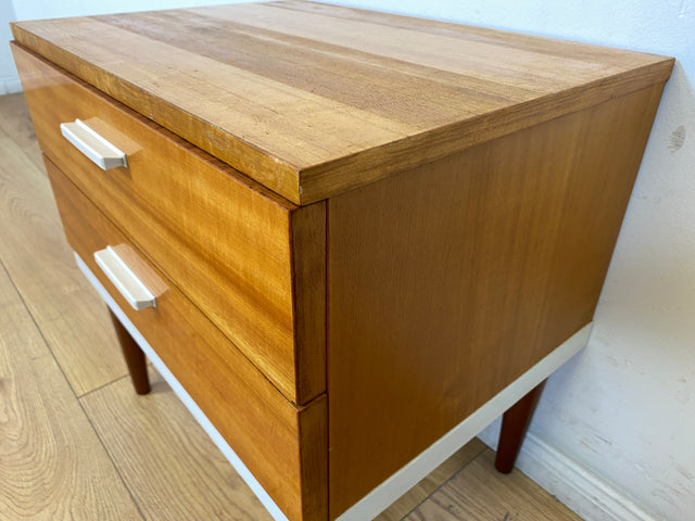 Sehr hübscher 70er Jahre Nachttisch mit Schubladen und konischen Füßen I Nachtkommode Nachtschränkchen Nachtschrank Kommode Beistelltisch Vintage Retro Mid-Century 60er I