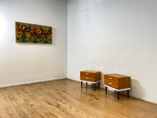 Sehr hübscher 70er Jahre Nachttisch mit Schubladen und konischen Füßen I Nachtkommode Nachtschränkchen Nachtschrank Kommode Beistelltisch Vintage Retro Mid-Century 60er I