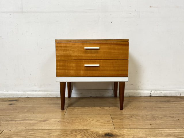 Sehr hübscher 70er Jahre Nachttisch mit Schubladen und konischen Füßen I Nachtkommode Nachtschränkchen Nachtschrank Kommode Beistelltisch Vintage Retro Mid-Century 60er I