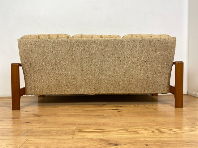 WMK I Stilvolles 70er Jahre Sofa in skandinavischem Design mit beigem Originalbezug & Holzrahmen