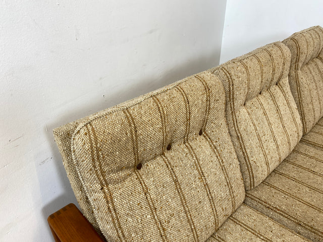 WMK I Stilvolles 70er Jahre Sofa in skandinavischem Design mit beigem Originalbezug & Holzrahmen