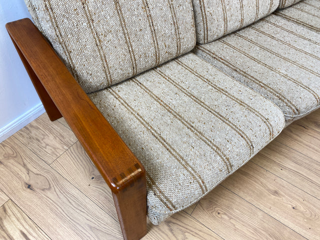 WMK I Stilvolles 70er Jahre Sofa in skandinavischem Design mit beigem Originalbezug & Holzrahmen