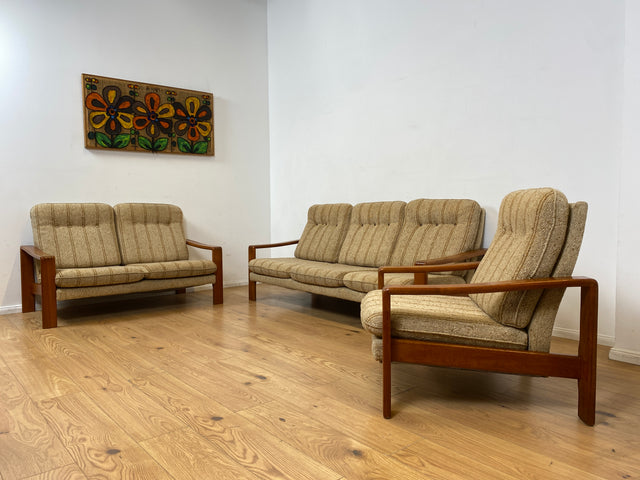 WMK I Stilvolles 70er Jahre Sofa in skandinavischem Design mit beigem Originalbezug & Holzrahmen