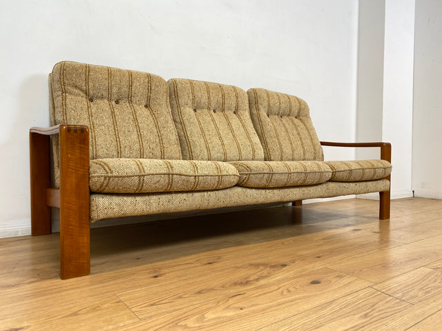 WMK I Stilvolles 70er Jahre Sofa in skandinavischem Design mit beigem Originalbezug & Holzrahmen