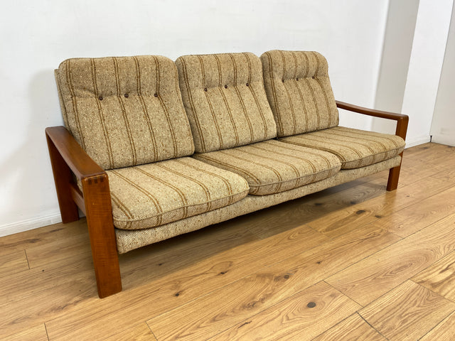 WMK I Stilvolles 70er Jahre Sofa in skandinavischem Design mit beigem Originalbezug & Holzrahmen