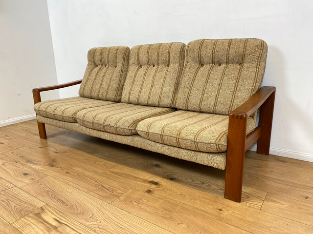 WMK I Stilvolles 70er Jahre Sofa in skandinavischem Design mit beigem Originalbezug & Holzrahmen