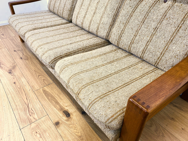 WMK I Stilvolles 70er Jahre Sofa in skandinavischem Design mit beigem Originalbezug & Holzrahmen