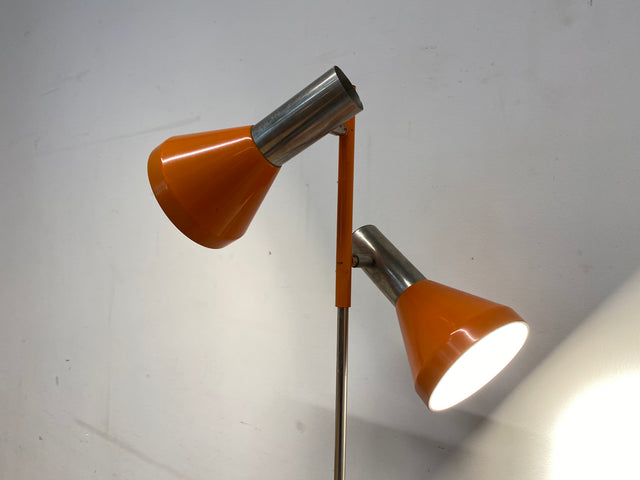 Kultige 70er Jahre Space Age Stehlampe in grandiosem Orange und Chrom mit zwei verstellb. Leuchten I Stehleuchte Lampe Leselampe Licht Pop Art Retro Vintage Mid-Century 60er I