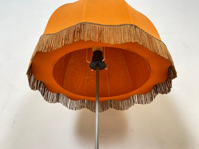 Kultige 70er Jahre Space Age Stehlampe mit formschönem orangem Lampenschirm und schwarzem Lampenfuß aus Metall I Stehleuchte Lampe Leuchte Vintage Retro Mid-Century 60er I