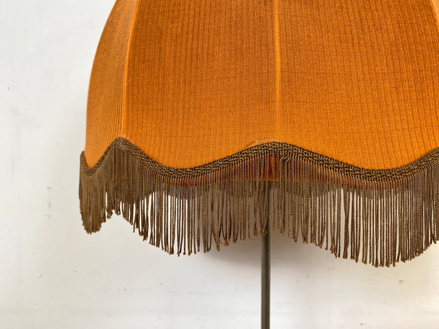 Kultige 70er Jahre Space Age Stehlampe mit formschönem orangem Lampenschirm und schwarzem Lampenfuß aus Metall I Stehleuchte Lampe Leuchte Vintage Retro Mid-Century 60er I