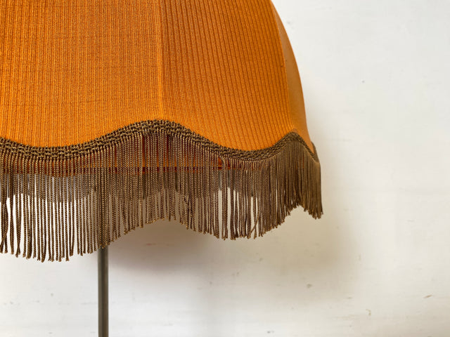 Kultige 70er Jahre Space Age Stehlampe mit formschönem orangem Lampenschirm und schwarzem Lampenfuß aus Metall I Stehleuchte Lampe Leuchte Vintage Retro Mid-Century 60er I