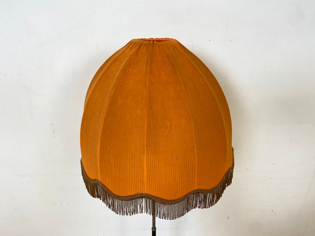 Kultige 70er Jahre Space Age Stehlampe mit formschönem orangem Lampenschirm und schwarzem Lampenfuß aus Metall I Stehleuchte Lampe Leuchte Vintage Retro Mid-Century 60er I
