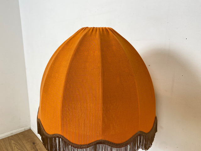 Kultige 70er Jahre Space Age Stehlampe mit formschönem orangem Lampenschirm und schwarzem Lampenfuß aus Metall I Stehleuchte Lampe Leuchte Vintage Retro Mid-Century 60er I