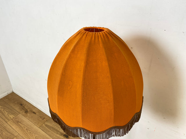 Kultige 70er Jahre Space Age Stehlampe mit formschönem orangem Lampenschirm und schwarzem Lampenfuß aus Metall I Stehleuchte Lampe Leuchte Vintage Retro Mid-Century 60er I