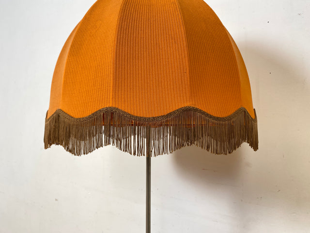 Kultige 70er Jahre Space Age Stehlampe mit formschönem orangem Lampenschirm und schwarzem Lampenfuß aus Metall I Stehleuchte Lampe Leuchte Vintage Retro Mid-Century 60er I