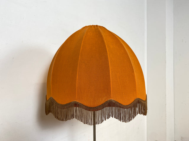 Kultige 70er Jahre Space Age Stehlampe mit formschönem orangem Lampenschirm und schwarzem Lampenfuß aus Metall I Stehleuchte Lampe Leuchte Vintage Retro Mid-Century 60er I