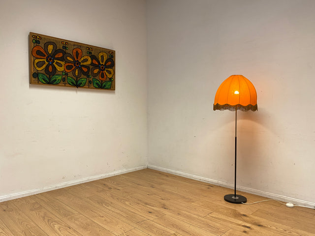 Kultige 70er Jahre Space Age Stehlampe mit formschönem orangem Lampenschirm und schwarzem Lampenfuß aus Metall I Stehleuchte Lampe Leuchte Vintage Retro Mid-Century 60er I