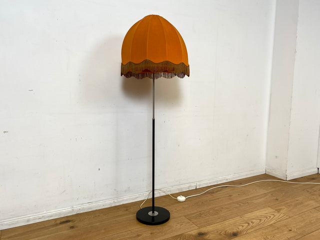 Kultige 70er Jahre Space Age Stehlampe mit formschönem orangem Lampenschirm und schwarzem Lampenfuß aus Metall I Stehleuchte Lampe Leuchte Vintage Retro Mid-Century 60er I