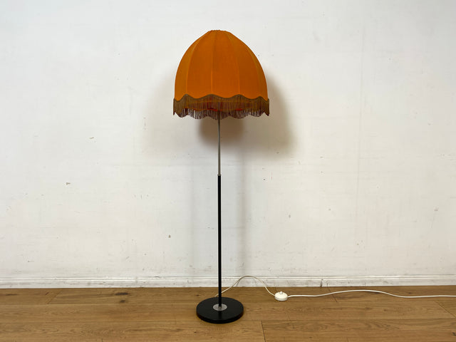 Kultige 70er Jahre Space Age Stehlampe mit formschönem orangem Lampenschirm und schwarzem Lampenfuß aus Metall I Stehleuchte Lampe Leuchte Vintage Retro Mid-Century 60er I