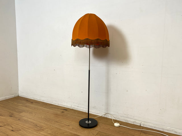 Kultige 70er Jahre Space Age Stehlampe mit formschönem orangem Lampenschirm und schwarzem Lampenfuß aus Metall I Stehleuchte Lampe Leuchte Vintage Retro Mid-Century 60er I