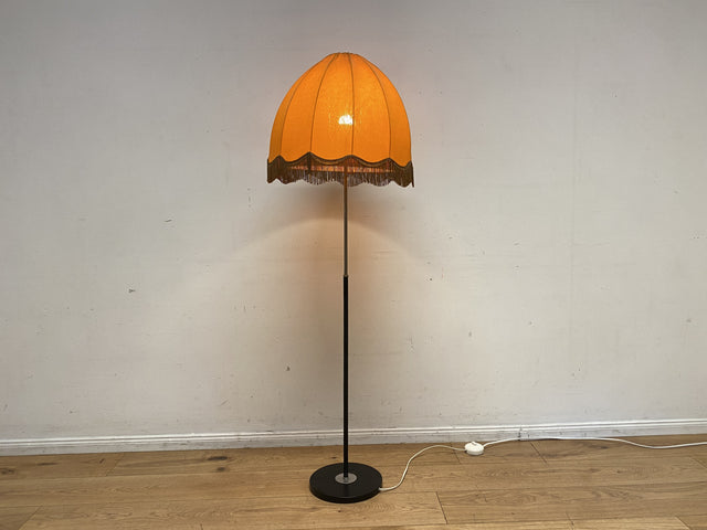 Kultige 70er Jahre Space Age Stehlampe mit formschönem orangem Lampenschirm und schwarzem Lampenfuß aus Metall I Stehleuchte Lampe Leuchte Vintage Retro Mid-Century 60er I