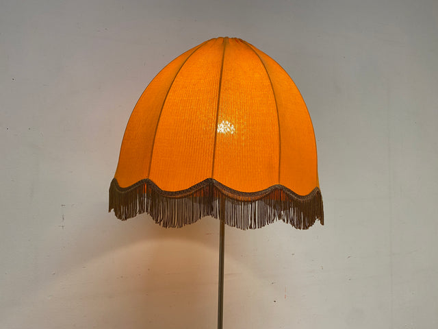 Kultige 70er Jahre Space Age Stehlampe mit formschönem orangem Lampenschirm und schwarzem Lampenfuß aus Metall I Stehleuchte Lampe Leuchte Vintage Retro Mid-Century 60er I