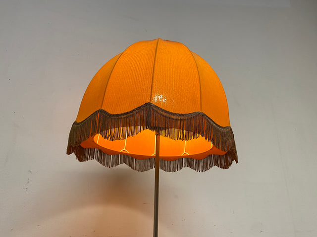Kultige 70er Jahre Space Age Stehlampe mit formschönem orangem Lampenschirm und schwarzem Lampenfuß aus Metall I Stehleuchte Lampe Leuchte Vintage Retro Mid-Century 60er I