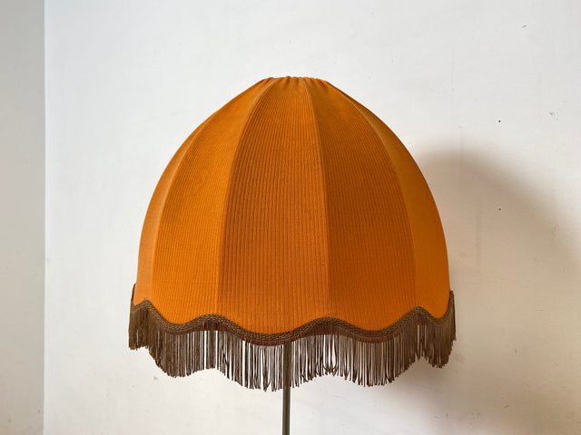 Kultige 70er Jahre Space Age Stehlampe mit formschönem orangem Lampenschirm und schwarzem Lampenfuß aus Metall I Stehleuchte Lampe Leuchte Vintage Retro Mid-Century 60er I