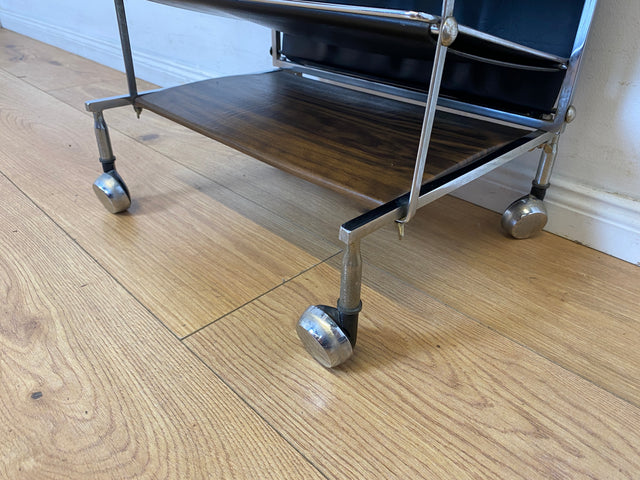 Stilvoller 70er Jahre Space Age Zeitungsständer auf Rollen aus Chrom , Leder & Nussbaum I Zeitungsablage Beistelltisch Ablage Couchtisch Regal Servierwagen Teewagen Vintage I
