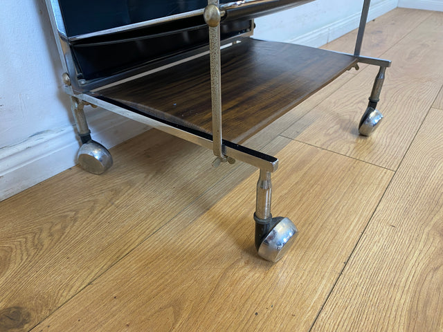 Stilvoller 70er Jahre Space Age Zeitungsständer auf Rollen aus Chrom , Leder & Nussbaum I Zeitungsablage Beistelltisch Ablage Couchtisch Regal Servierwagen Teewagen Vintage I