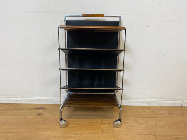 Stilvoller 70er Jahre Space Age Zeitungsständer auf Rollen aus Chrom , Leder & Nussbaum I Zeitungsablage Beistelltisch Ablage Couchtisch Regal Servierwagen Teewagen Vintage I
