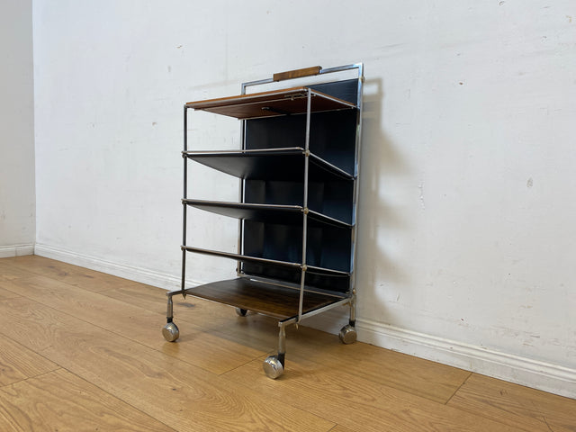 Stilvoller 70er Jahre Space Age Zeitungsständer auf Rollen aus Chrom , Leder & Nussbaum I Zeitungsablage Beistelltisch Ablage Couchtisch Regal Servierwagen Teewagen Vintage I