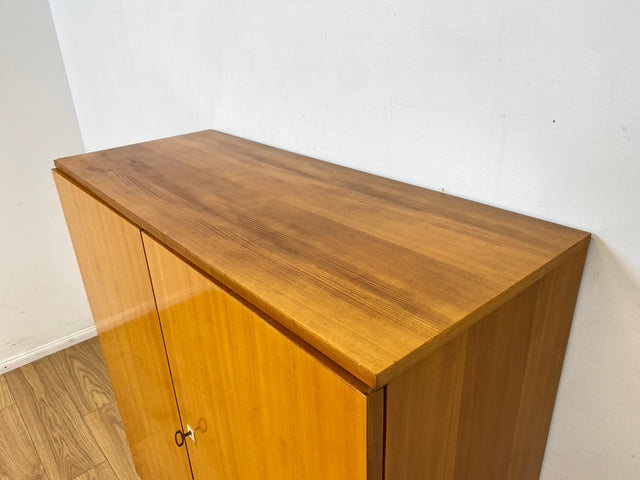 Stilvoller 70er Jahre Wäscheschrank in Hochglanz Kirschholz mit Schubladen und Chrom Füßen I Schrank Highboard Wäschekommode Sideboard Vintage 60er Mid-Century Alt I