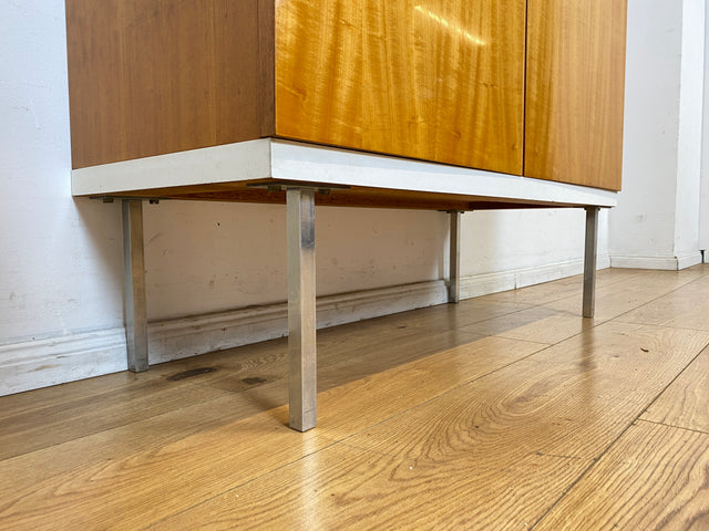Stilvoller 70er Jahre Wäscheschrank in Hochglanz Kirschholz mit Schubladen und Chrom Füßen I Schrank Highboard Wäschekommode Sideboard Vintage 60er Mid-Century Alt I