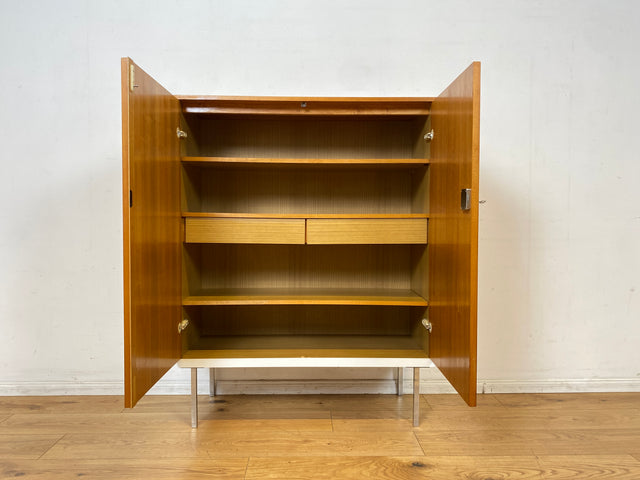 Stilvoller 70er Jahre Wäscheschrank in Hochglanz Kirschholz mit Schubladen und Chrom Füßen I Schrank Highboard Wäschekommode Sideboard Vintage 60er Mid-Century Alt I