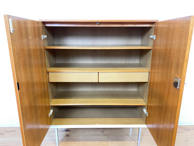 Stilvoller 70er Jahre Wäscheschrank in Hochglanz Kirschholz mit Schubladen und Chrom Füßen I Schrank Highboard Wäschekommode Sideboard Vintage 60er Mid-Century Alt I