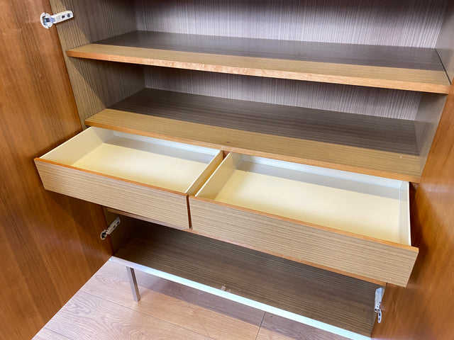 Stilvoller 70er Jahre Wäscheschrank in Hochglanz Kirschholz mit Schubladen und Chrom Füßen I Schrank Highboard Wäschekommode Sideboard Vintage 60er Mid-Century Alt I