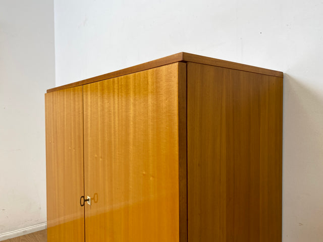 Stilvoller 70er Jahre Wäscheschrank in Hochglanz Kirschholz mit Schubladen und Chrom Füßen I Schrank Highboard Wäschekommode Sideboard Vintage 60er Mid-Century Alt I