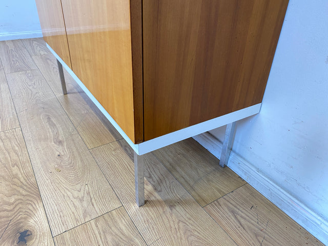 Stilvoller 70er Jahre Wäscheschrank in Hochglanz Kirschholz mit Schubladen und Chrom Füßen I Schrank Highboard Wäschekommode Sideboard Vintage 60er Mid-Century Alt I