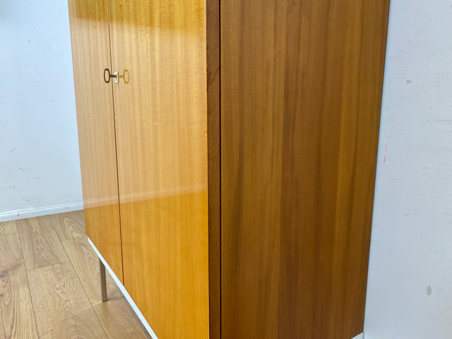 Stilvoller 70er Jahre Wäscheschrank in Hochglanz Kirschholz mit Schubladen und Chrom Füßen I Schrank Highboard Wäschekommode Sideboard Vintage 60er Mid-Century Alt I