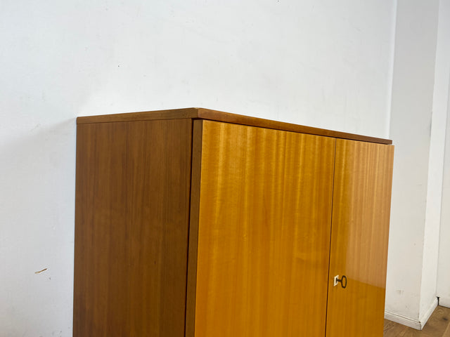 Stilvoller 70er Jahre Wäscheschrank in Hochglanz Kirschholz mit Schubladen und Chrom Füßen I Schrank Highboard Wäschekommode Sideboard Vintage 60er Mid-Century Alt I
