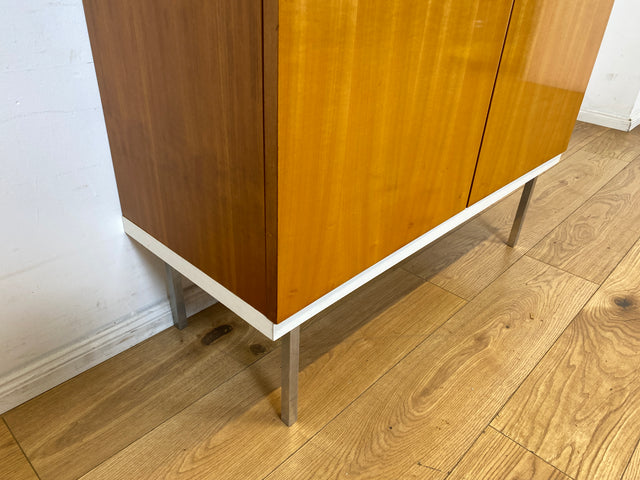 Stilvoller 70er Jahre Wäscheschrank in Hochglanz Kirschholz mit Schubladen und Chrom Füßen I Schrank Highboard Wäschekommode Sideboard Vintage 60er Mid-Century Alt I