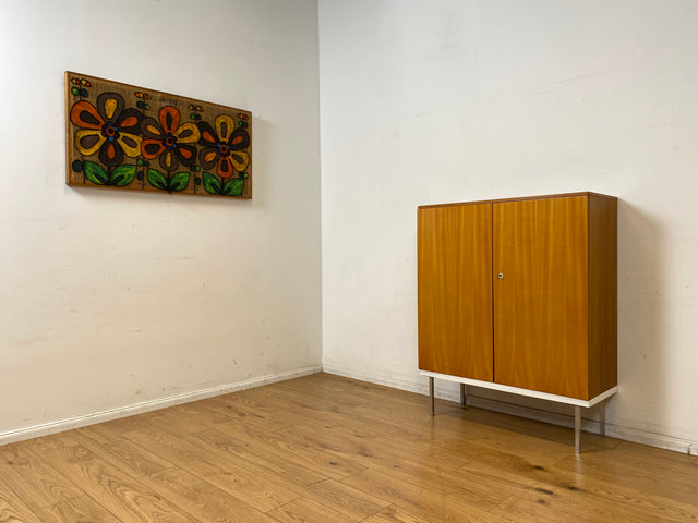 Stilvoller 70er Jahre Wäscheschrank in Hochglanz Kirschholz mit Schubladen und Chrom Füßen I Schrank Highboard Wäschekommode Sideboard Vintage 60er Mid-Century Alt I