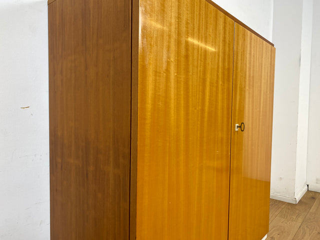 Stilvoller 70er Jahre Wäscheschrank in Hochglanz Kirschholz mit Schubladen und Chrom Füßen I Schrank Highboard Wäschekommode Sideboard Vintage 60er Mid-Century Alt I