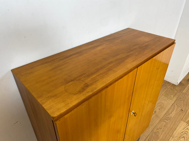 Stilvoller 70er Jahre Wäscheschrank in Hochglanz Kirschholz mit Schubladen und Chrom Füßen I Schrank Highboard Wäschekommode Sideboard Vintage 60er Mid-Century Alt I