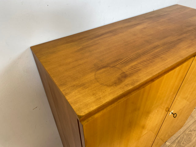 Stilvoller 70er Jahre Wäscheschrank in Hochglanz Kirschholz mit Schubladen und Chrom Füßen I Schrank Highboard Wäschekommode Sideboard Vintage 60er Mid-Century Alt I