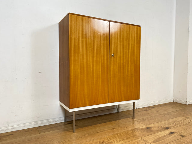 Stilvoller 70er Jahre Wäscheschrank in Hochglanz Kirschholz mit Schubladen und Chrom Füßen I Schrank Highboard Wäschekommode Sideboard Vintage 60er Mid-Century Alt I