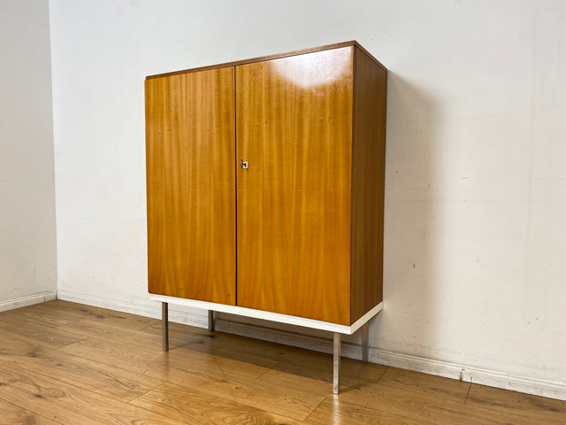 Stilvoller 70er Jahre Wäscheschrank in Hochglanz Kirschholz mit Schubladen und Chrom Füßen I Schrank Highboard Wäschekommode Sideboard Vintage 60er Mid-Century Alt I